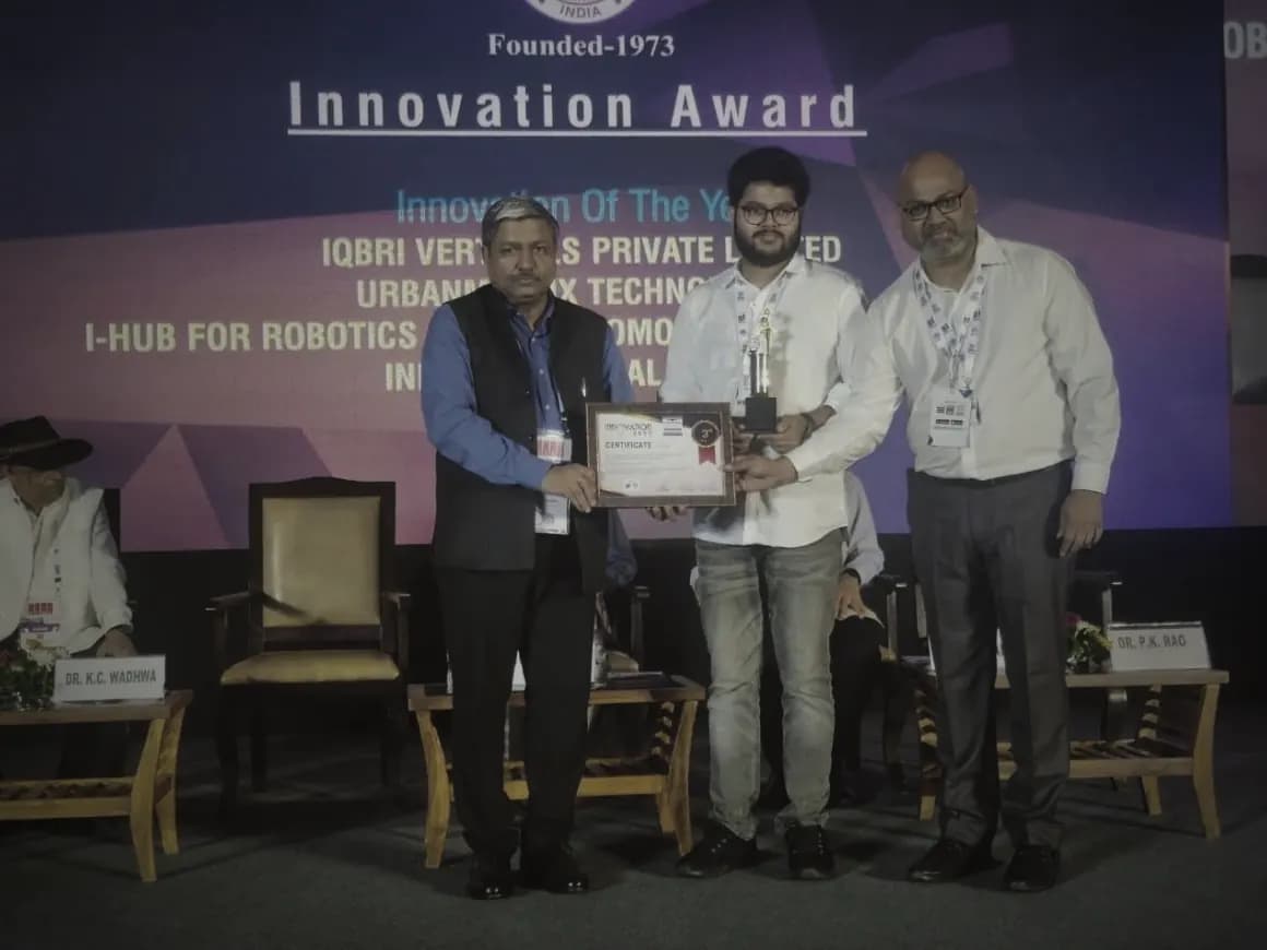 AlgoFET receiving the Innovation of the Year award at Drone Expo, Mumbai